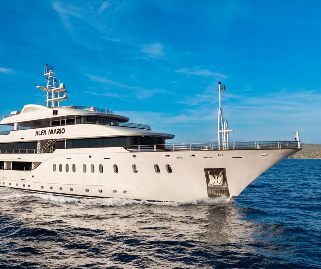 Yacht im Sonnenuntergang